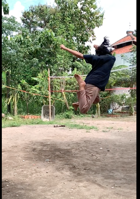 Main tali dan piknik bebakaran ikan di kebun Nur Fadhiilah
